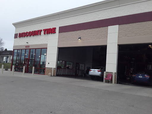 Discount Tire Store - Dubuque, IA, 1500 John F Kennedy Rd, Dubuque, IA 52002, USA, 