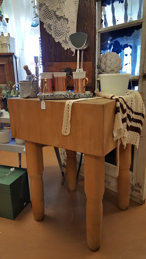 Furniture Store «3 Vintage Chicks», reviews and photos, 13012 N Cave Creek Rd, Phoenix, AZ 85022, USA