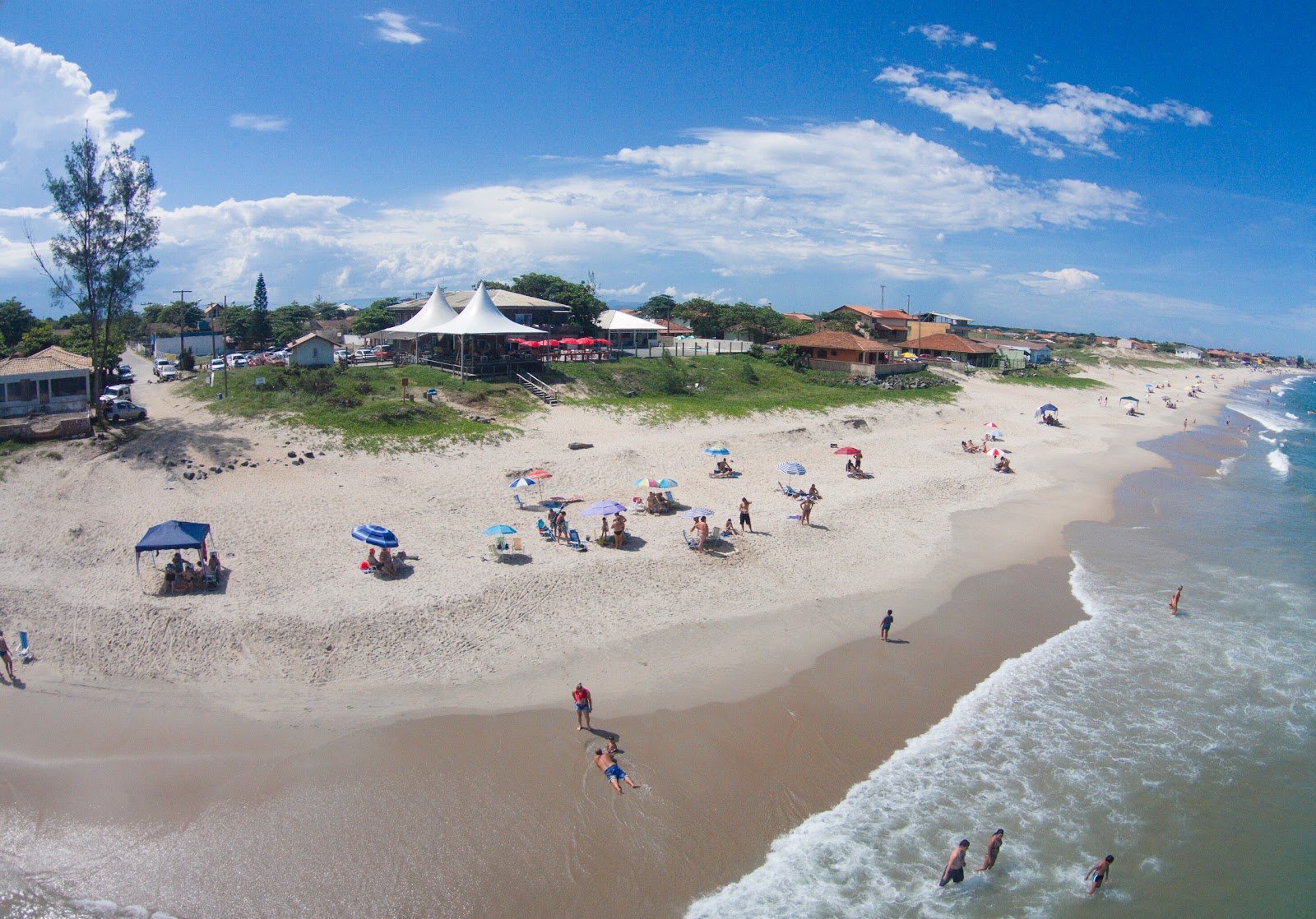 Foto de Praia do Bispo com areia bege superfície