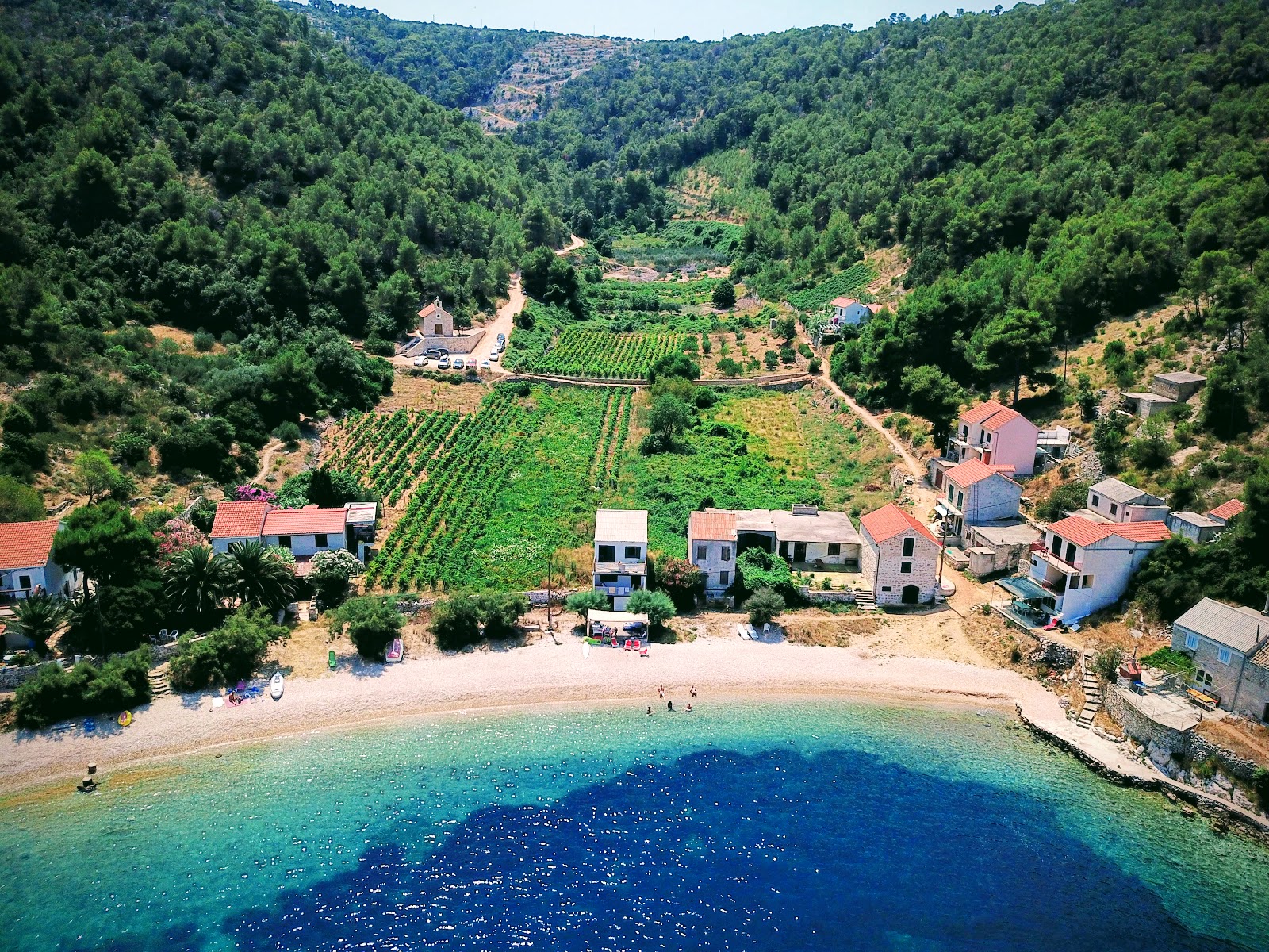 Foto von Stiniva beach und die siedlung