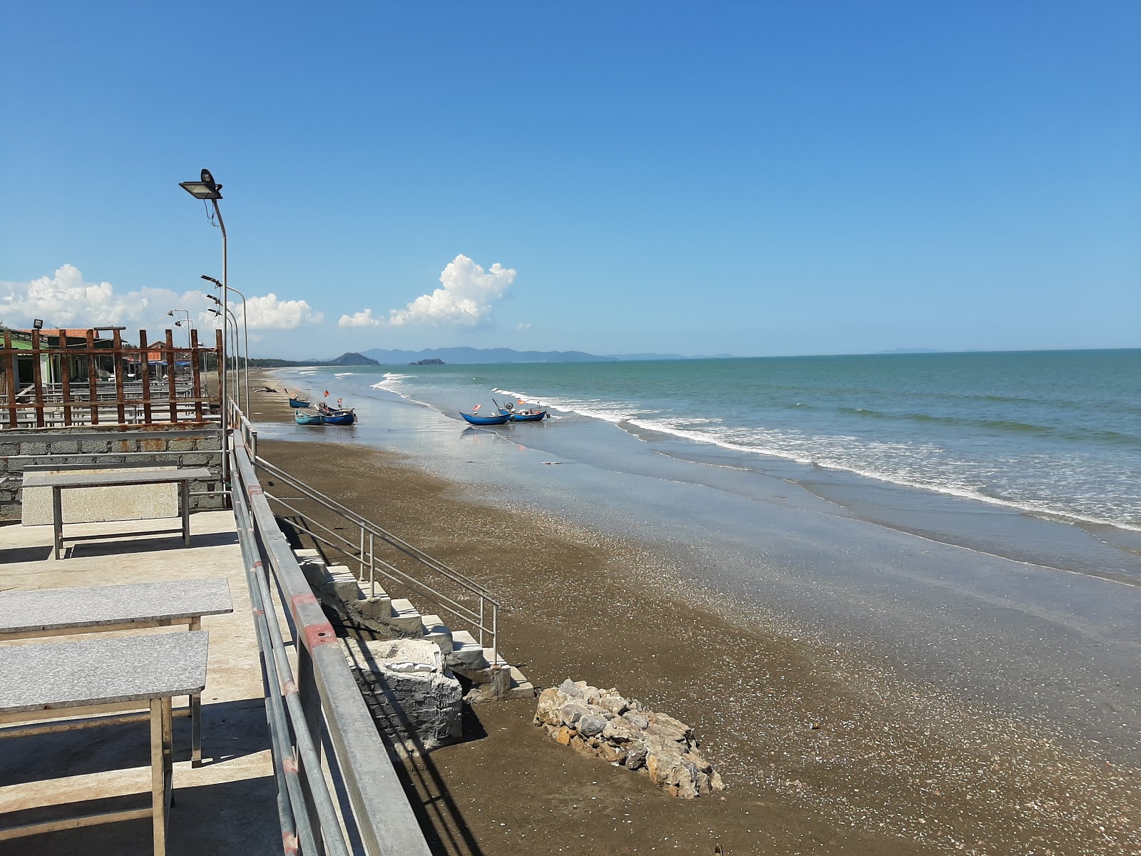 Zdjęcie Quynh Nghia Beach z powierzchnią jasny piasek