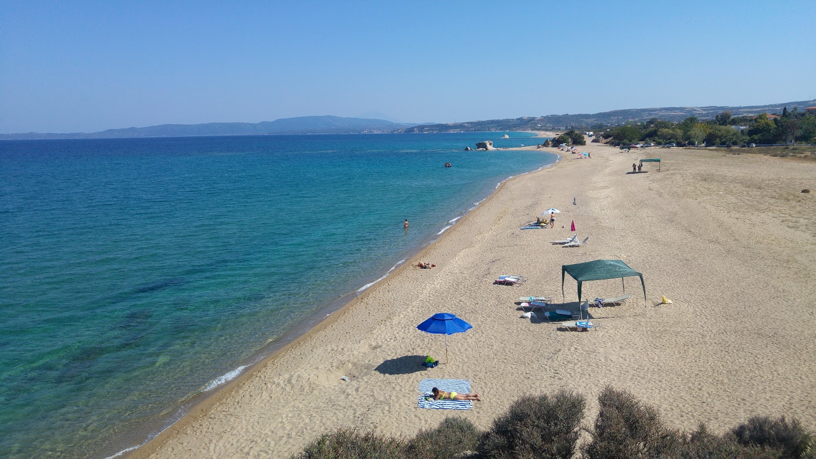 Φωτογραφία του Kakoudia Beach με φωτεινή άμμος επιφάνεια