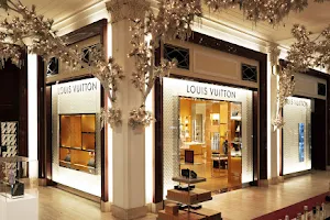 Louis Vuitton New York Saks Fifth Ave image