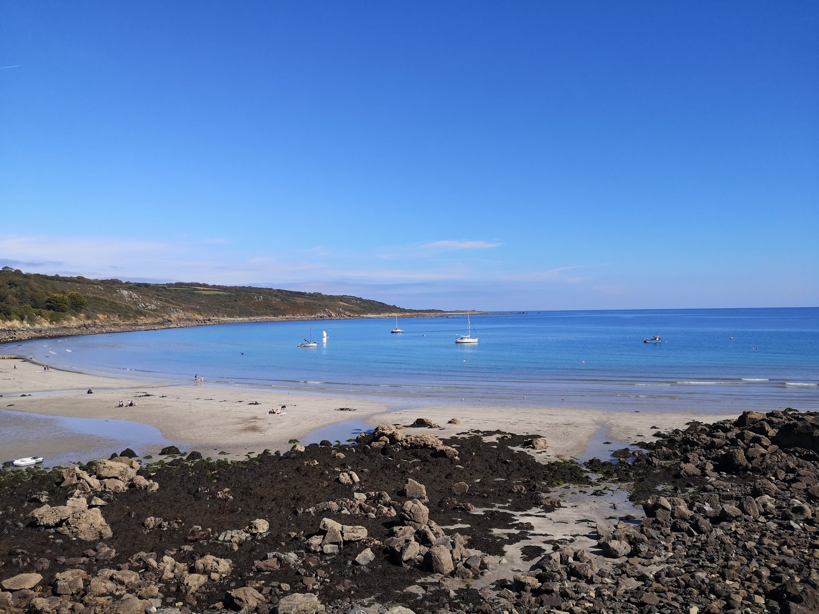 Fotografie cu Coverack Cove beach cu o suprafață de nisip gri și roci