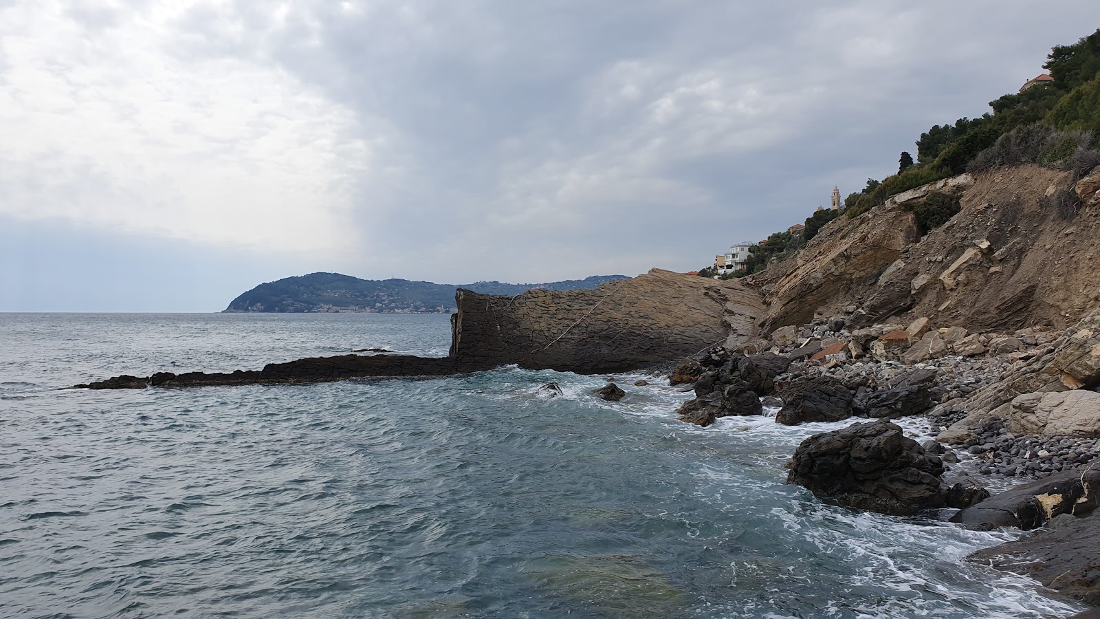 Capo Cervo beach的照片 位于自然区域