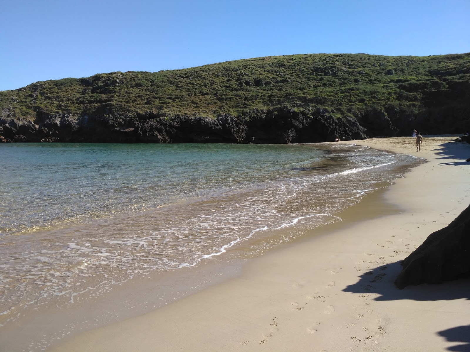 Fotografija Playa de la Tayada z svetel pesek površino