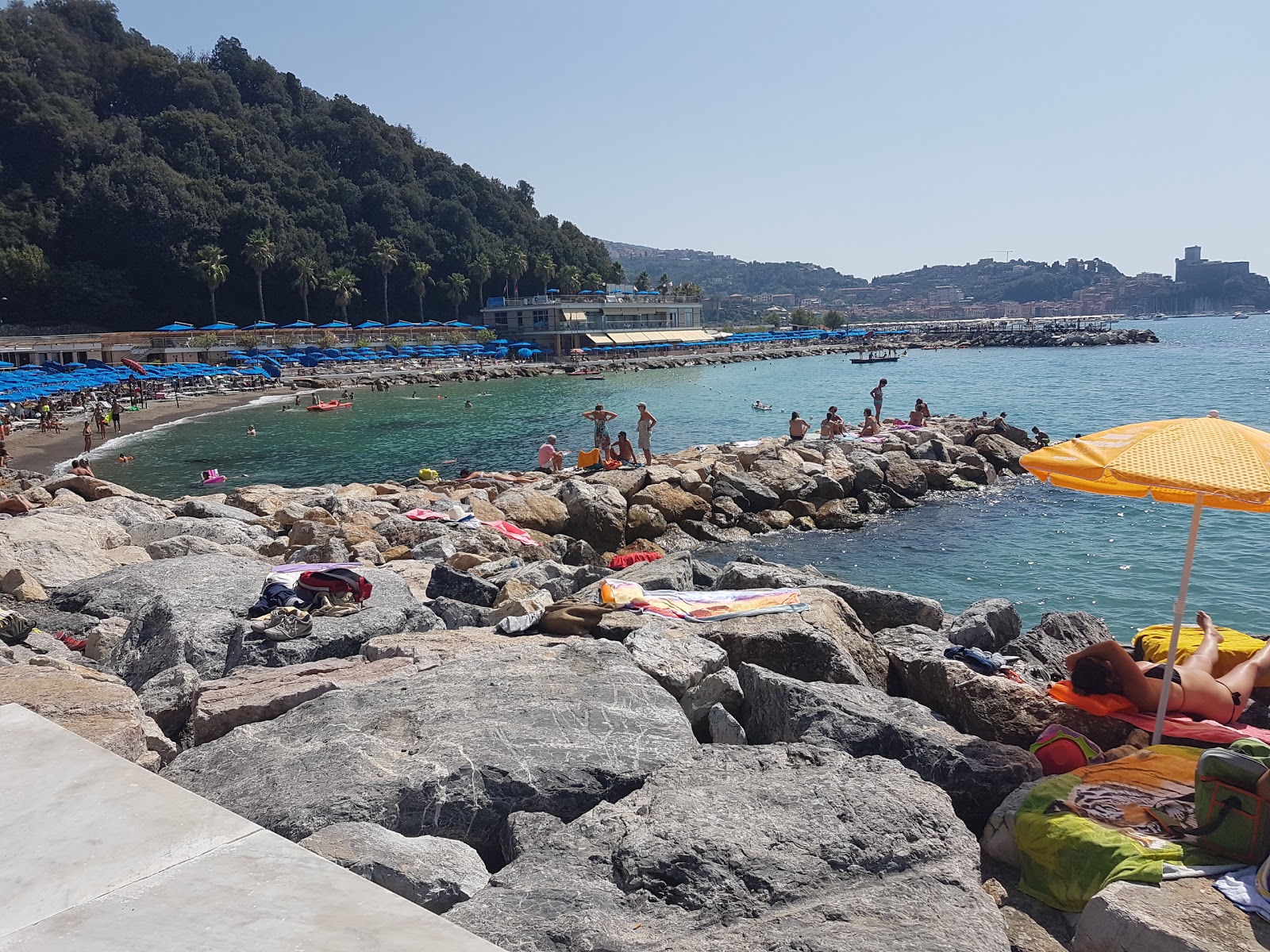 Foto van Spiaggia di San Terenzo en zijn prachtige landschap