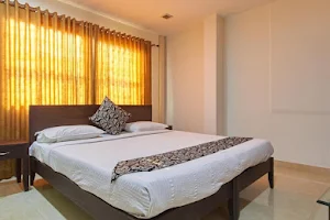 GREEN DREAMS business & leisure hotel Thevara Kochi image