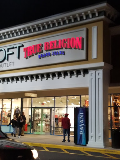 Outlet Mall «Tanger Outlet Riverhead», reviews and photos, 200 Tanger Mall Dr, Riverhead, NY 11901, USA