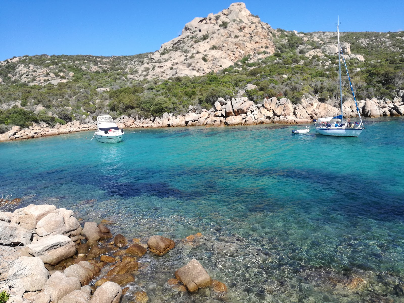 Foto van Cala Longa beach gelegen in een natuurlijk gebied