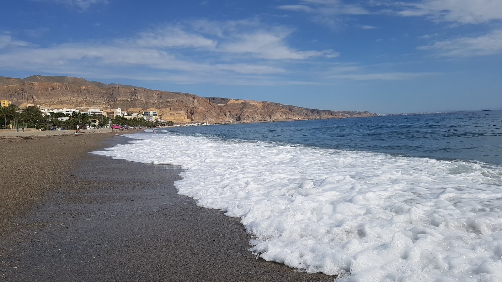 Φωτογραφία του Playa los Bajos με μπλέ νερό επιφάνεια