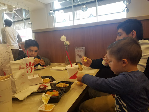 Fast Food Restaurant «Chick-fil-A», reviews and photos, 600 Chastain Rd NW #100, Kennesaw, GA 30144, USA