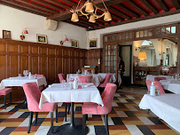Atmosphère du Restaurant français Restaurant Les Trois Marchands à Cour-Cheverny - n°4