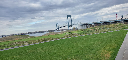 Public Golf Course «Trump Golf Links, Ferry Point», reviews and photos, 500 Hutchinson River Pkwy, Bronx, NY 10465, USA