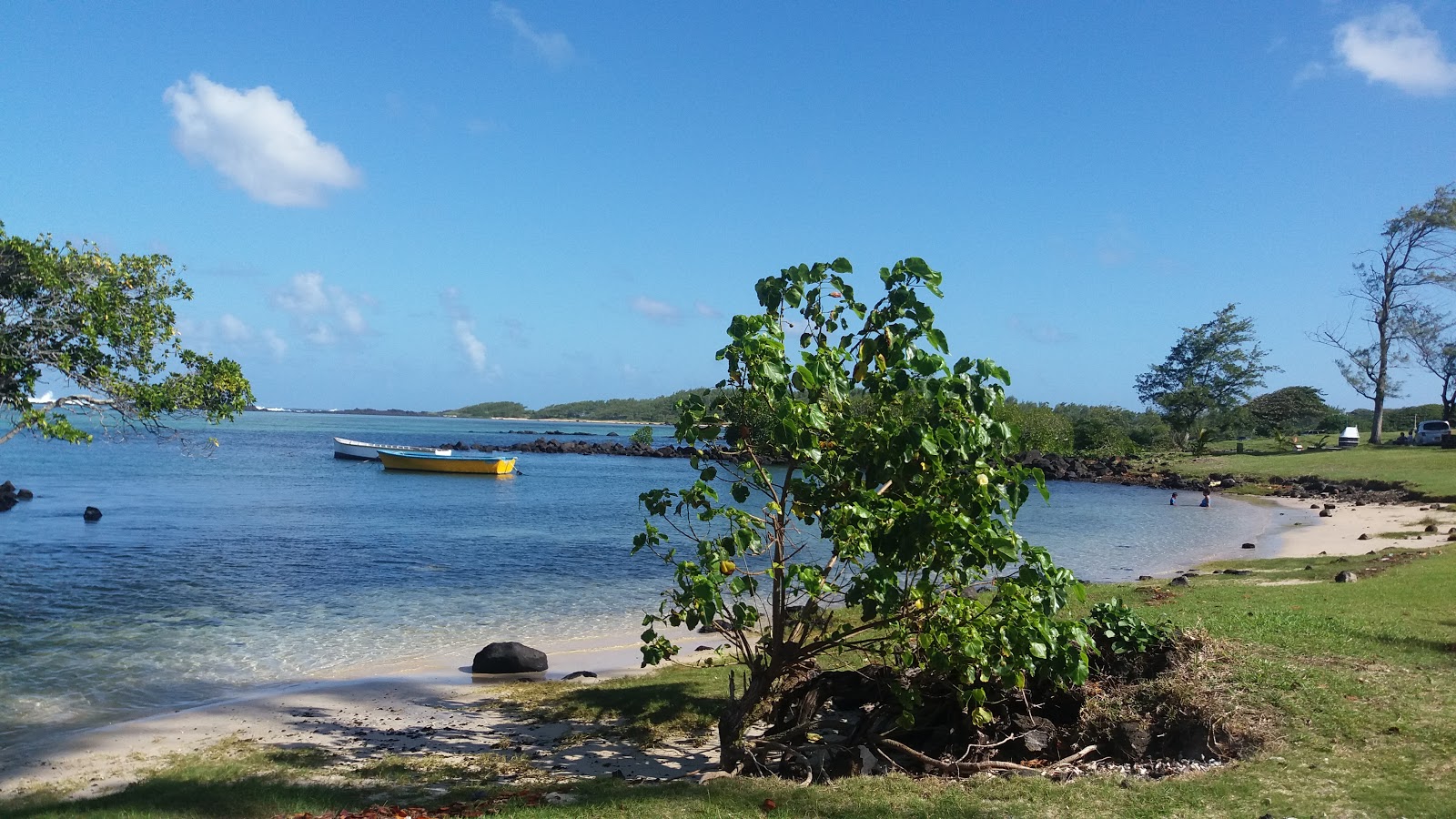 Foto de Le Bouchon Beach com areia bege e rochas superfície