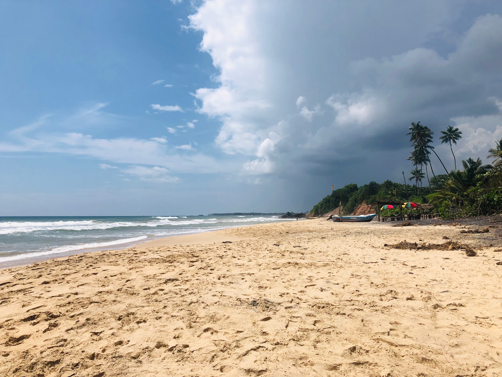Foto de Lakshawaththa Beach con muy limpia nivel de limpieza