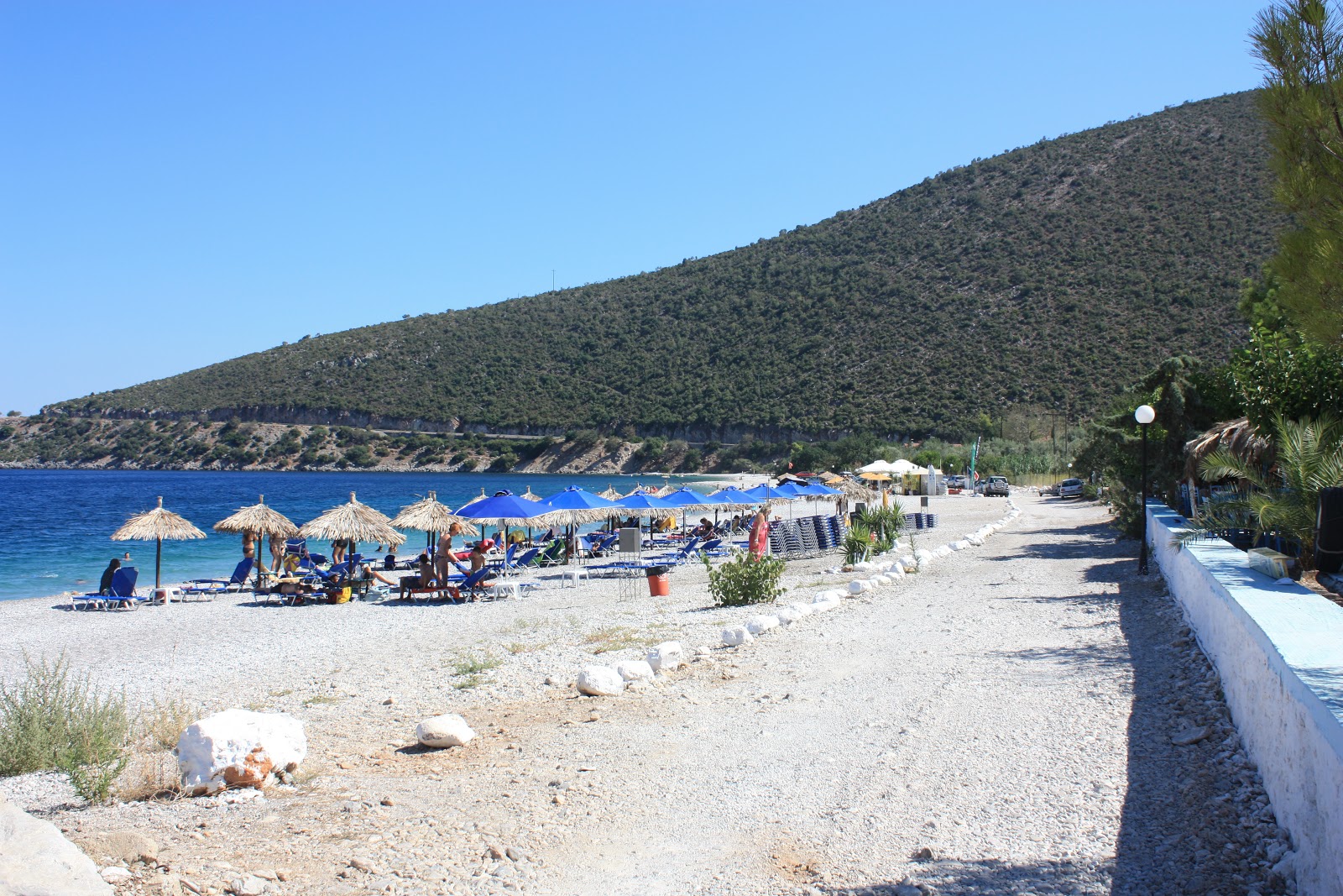 Fotografie cu Kryoneri beach - locul popular printre cunoscătorii de relaxare