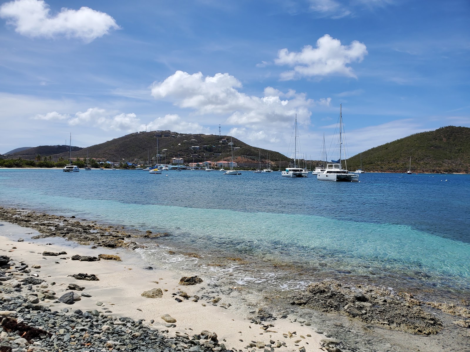 Vessup beach'in fotoğrafı turkuaz saf su yüzey ile