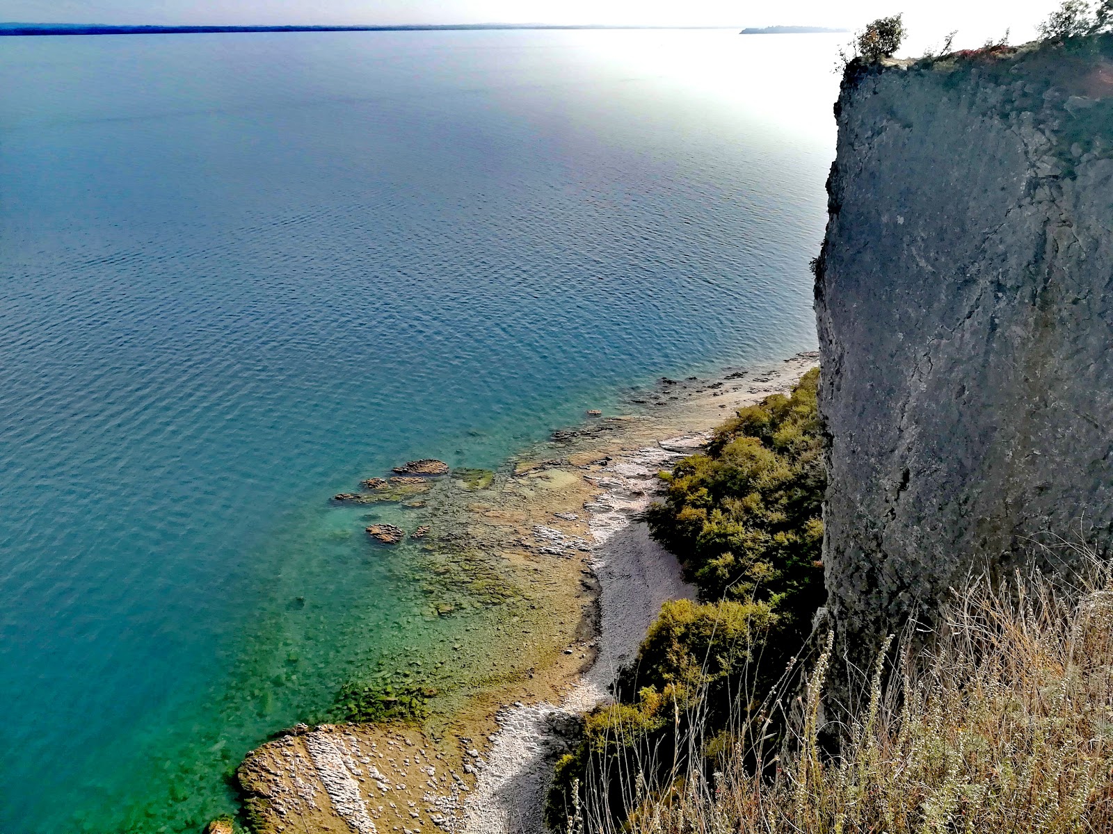 Foto van Spiaggia della Rocca met ruim strand