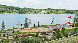 Strandbad Zeulenroda'in fotoğrafı geniş bir kıyı şeridi ile birlikte
