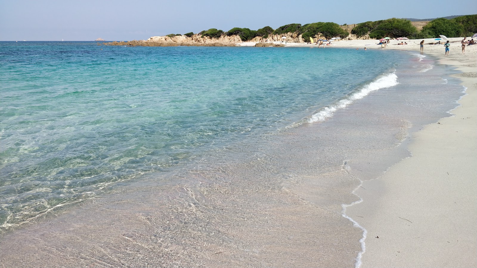 Fotografija Saint-Antoine beach z svetel fin pesek površino