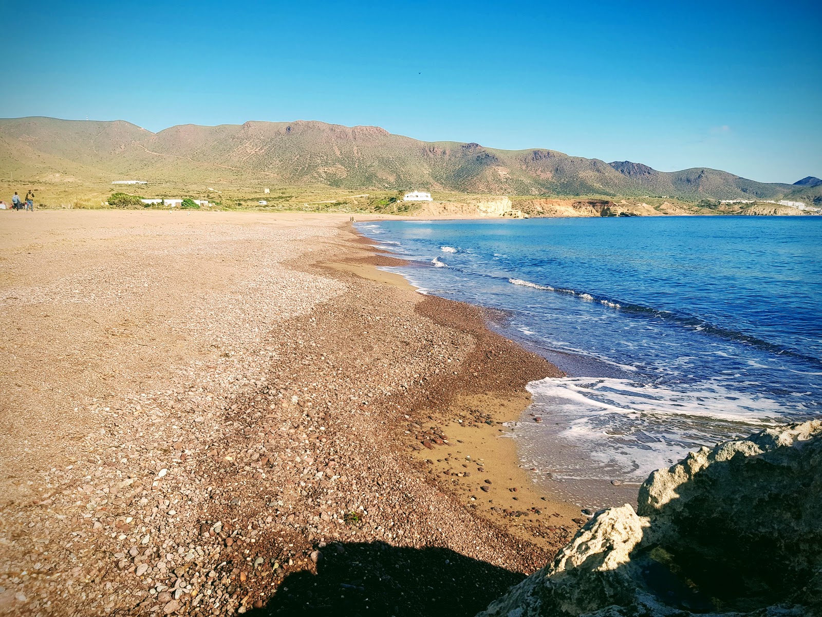 Fotografie cu Playa Los Escullos cu o suprafață de nisip de coajă gri