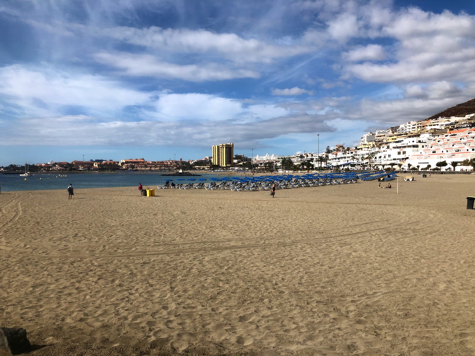 Fotografija Playa de Los Cristianos z prostoren zaliv