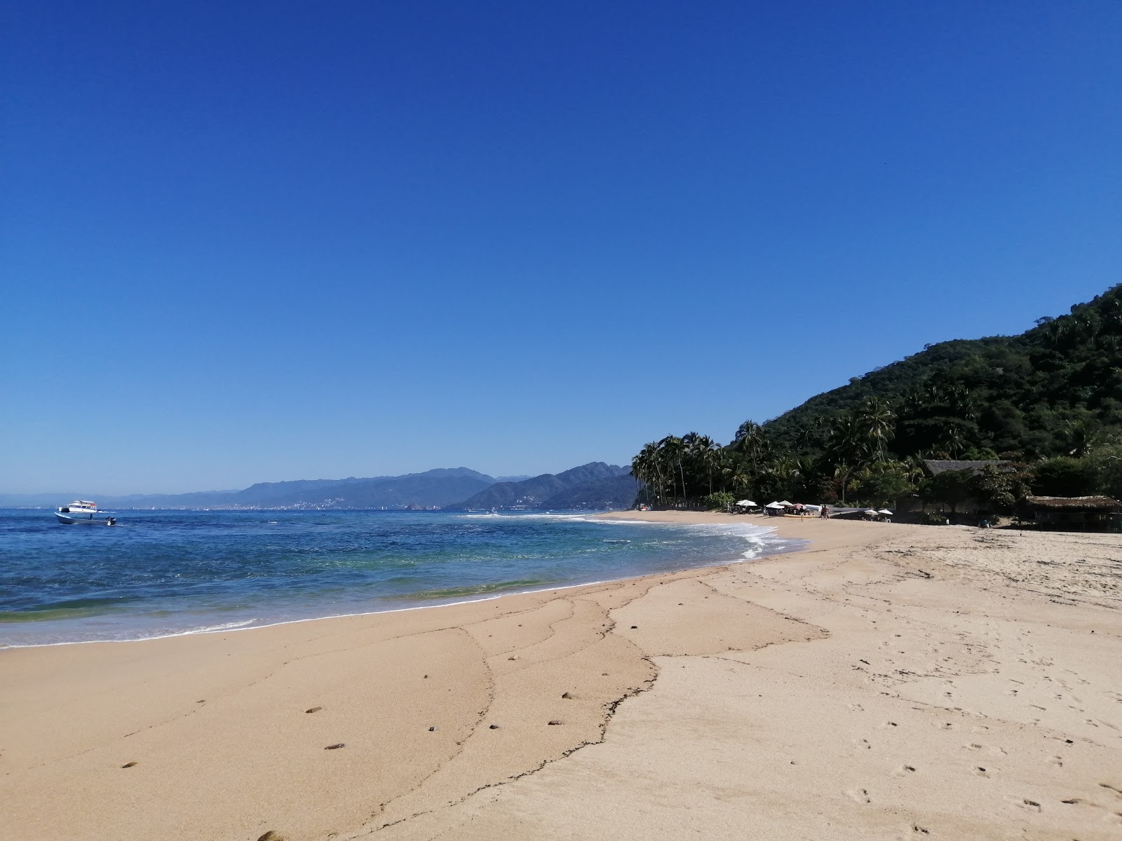 Foto di Quimixto beach con una superficie del sabbia luminosa