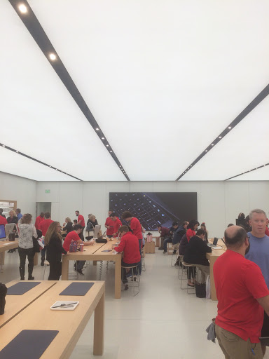 Computer Store «Apple Chandler Fashion Center», reviews and photos, 3111 W Chandler Blvd, Chandler, AZ 85226, USA