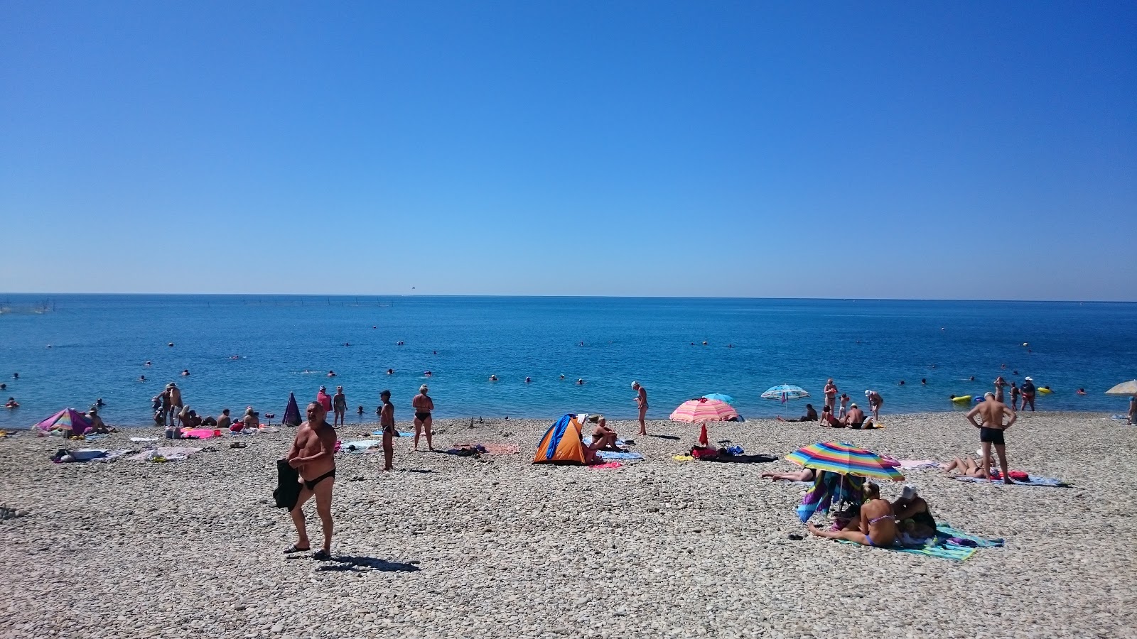 Foto van Primorskaya beach met turquoise puur water oppervlakte