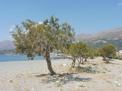 Photo de Alonaki protégé par des falaises