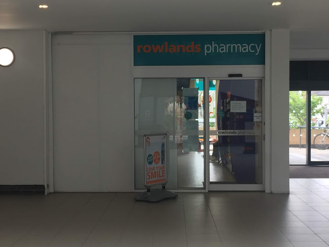 Comments and reviews of Rowlands Pharmacy Manzil Way
