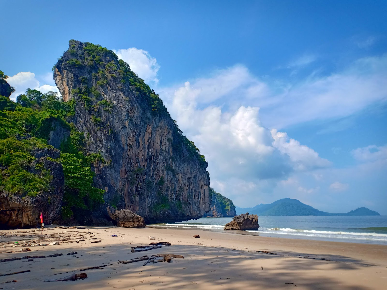 Foto de Hat Yao Beach com areia brilhante superfície