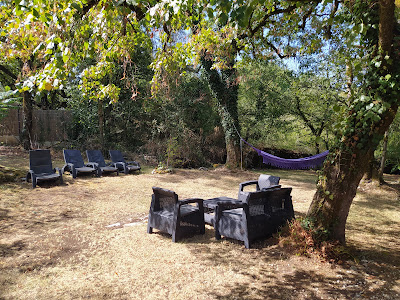 La chaumiere et sa roulotte à Cuzance