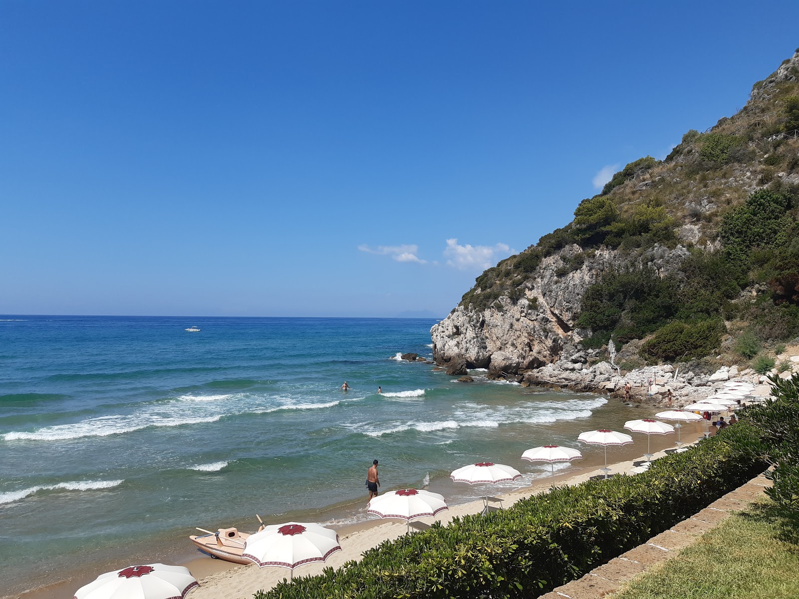 Foto de Spiaggia libera Sperlonga rodeado por montanhas