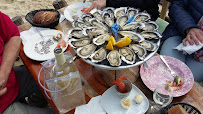 Plats et boissons du Bar-restaurant à huîtres Emile et une huître à Lège-Cap-Ferret - n°6