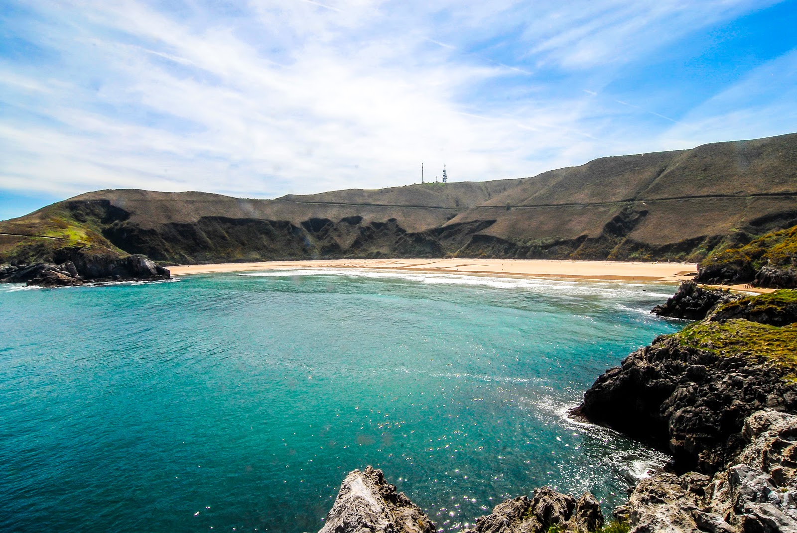 Fotografija Plaža Torimbia podprto z obalami