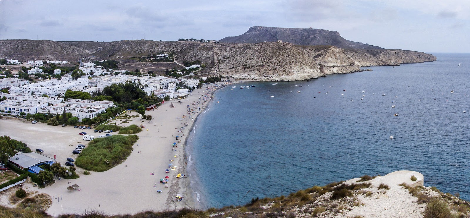 Photo de Playa Agua Amarga - endroit populaire parmi les connaisseurs de la détente