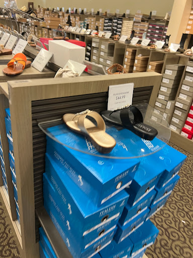 Shoe Store «DSW Designer Shoe Warehouse», reviews and photos, 937 Watters Creek Blvd, Allen, TX 75013, USA