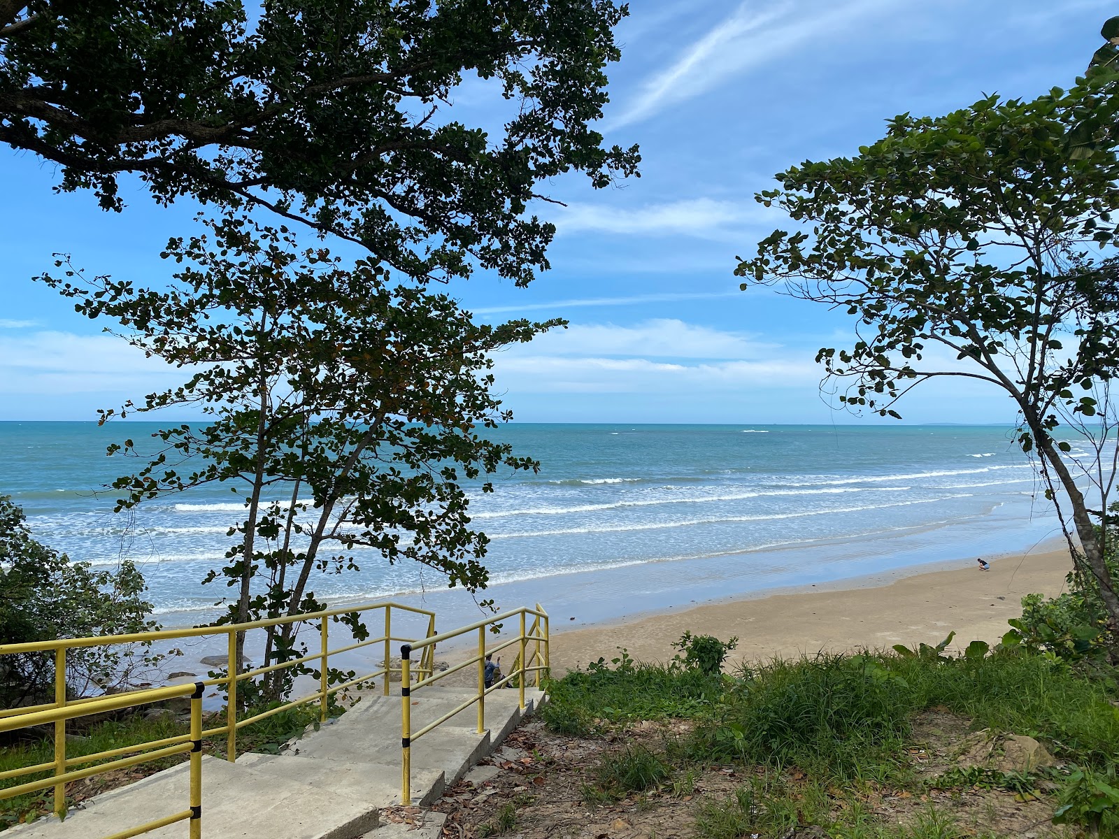 Valokuva Batu Luang Beachista. puhtaustasolla korkea