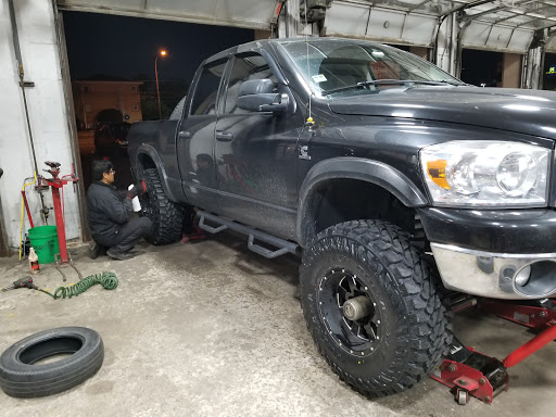 Tire Shop «Discount Tire Store - Oak Lawn, IL», reviews and photos, 6635 95th St, Oak Lawn, IL 60453, USA