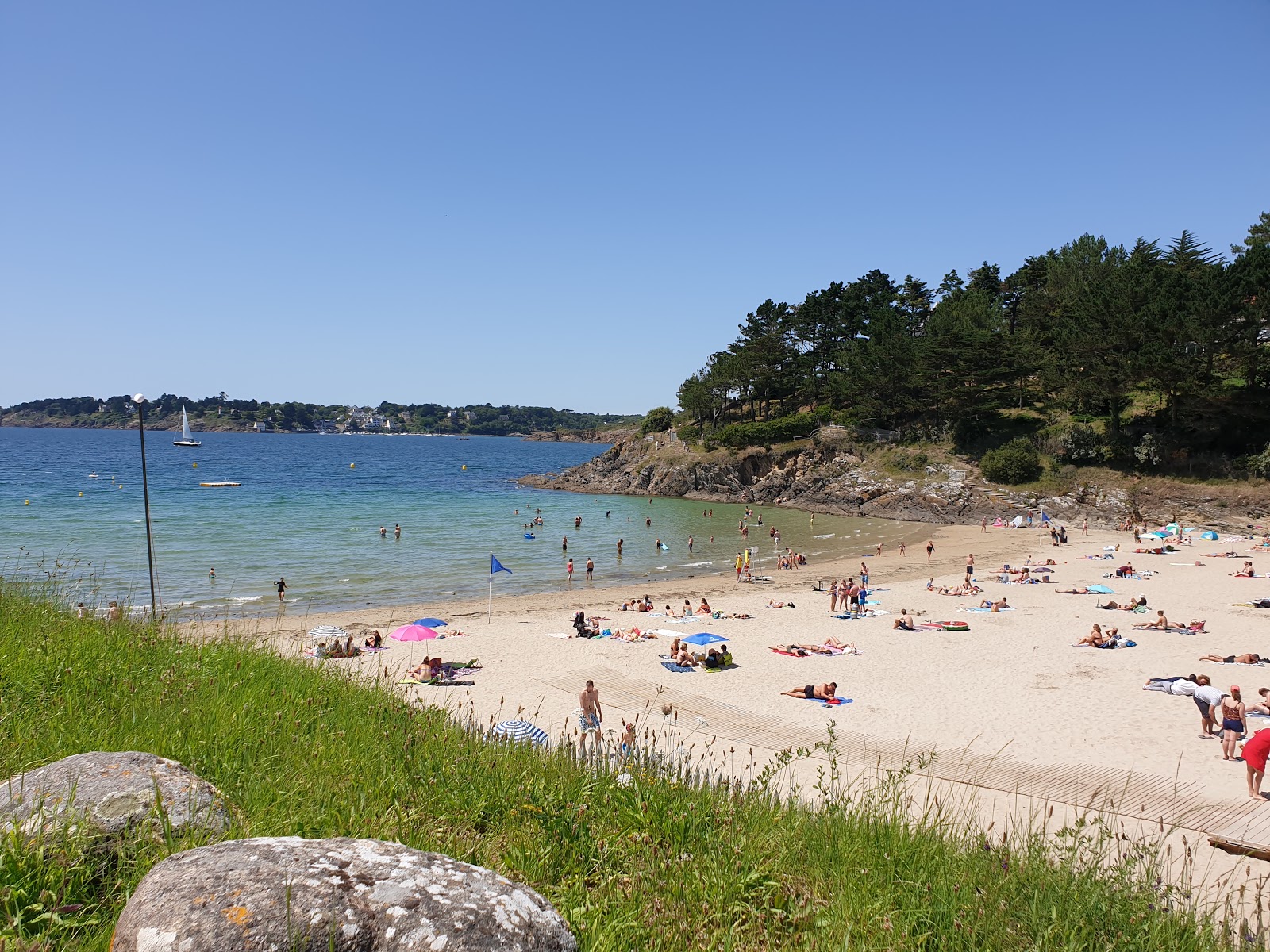 Photo de Plage de Kerfany avec sable lumineux de surface