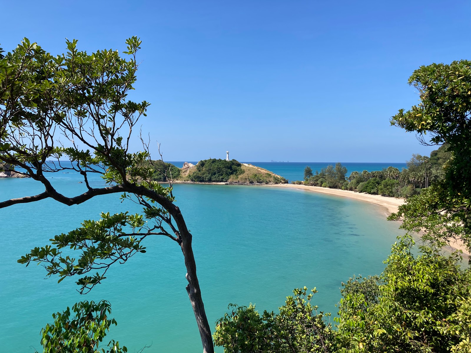 Foto av Mu Ko Lanta Beach med turkos rent vatten yta