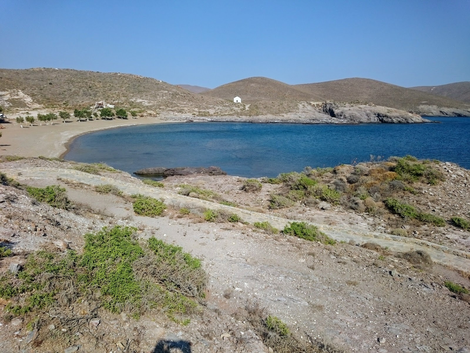 Psara beach'in fotoğrafı kahverengi kum yüzey ile