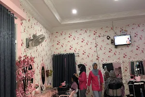 Yulia Muslimah Beauty Salon & Spa Cab 2. Jl Pulau Laut Banjarmasin image