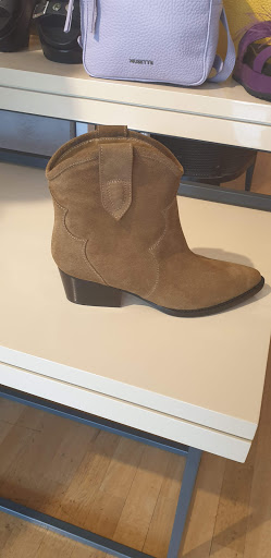 Stores to buy women's flat boots Bucharest