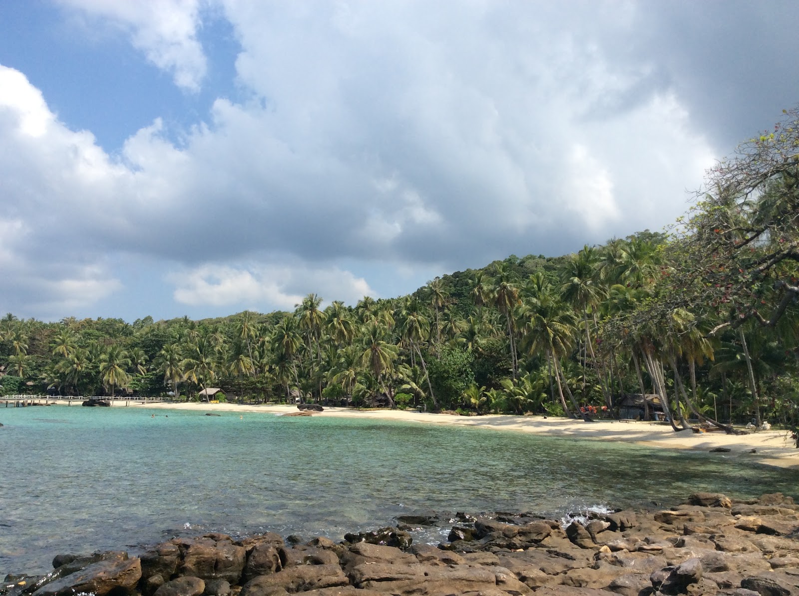 Foto von Haad Noi Strand mit türkisfarbenes wasser Oberfläche