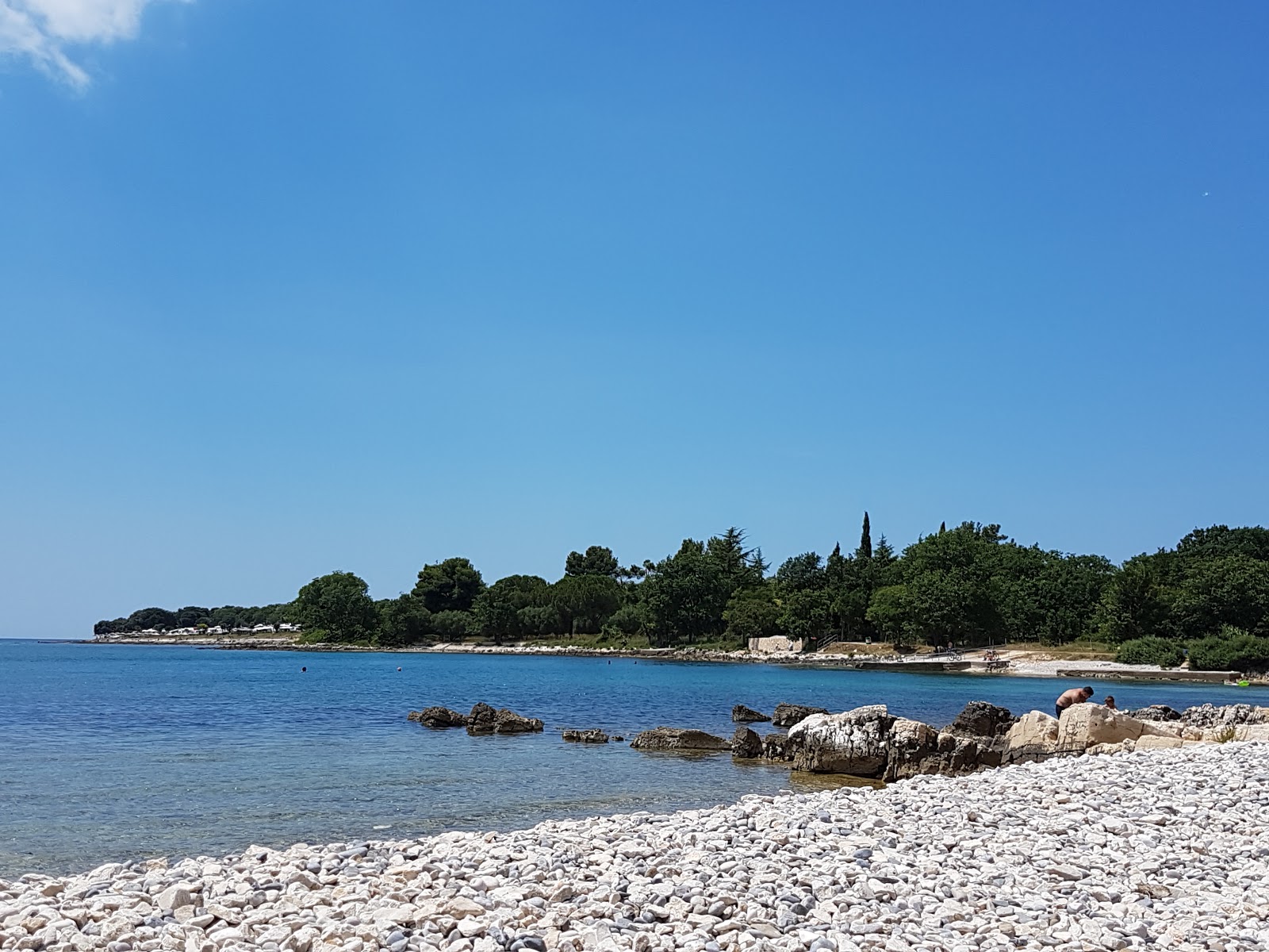 Fotografie cu Saladinka beach cu o suprafață de pietricele beige