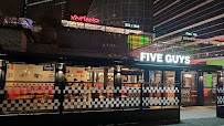 Atmosphère du Restaurant de hamburgers Five Guys La Défense à Puteaux - n°2