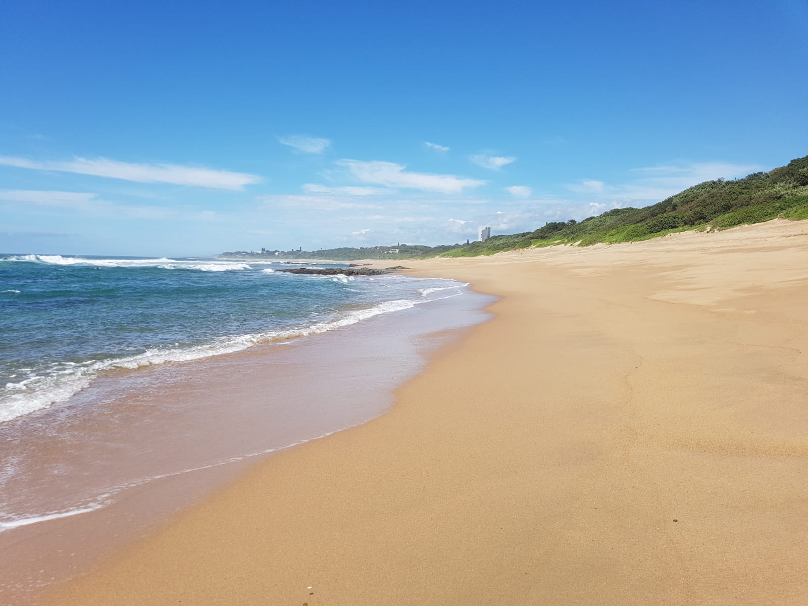 Foto de Sea Park beach con brillante arena fina superficie